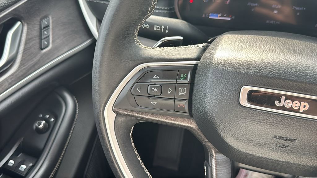 Used 2023 Jeep Grand Cherokee Limited w/ Black Appearance Package RWD image 24