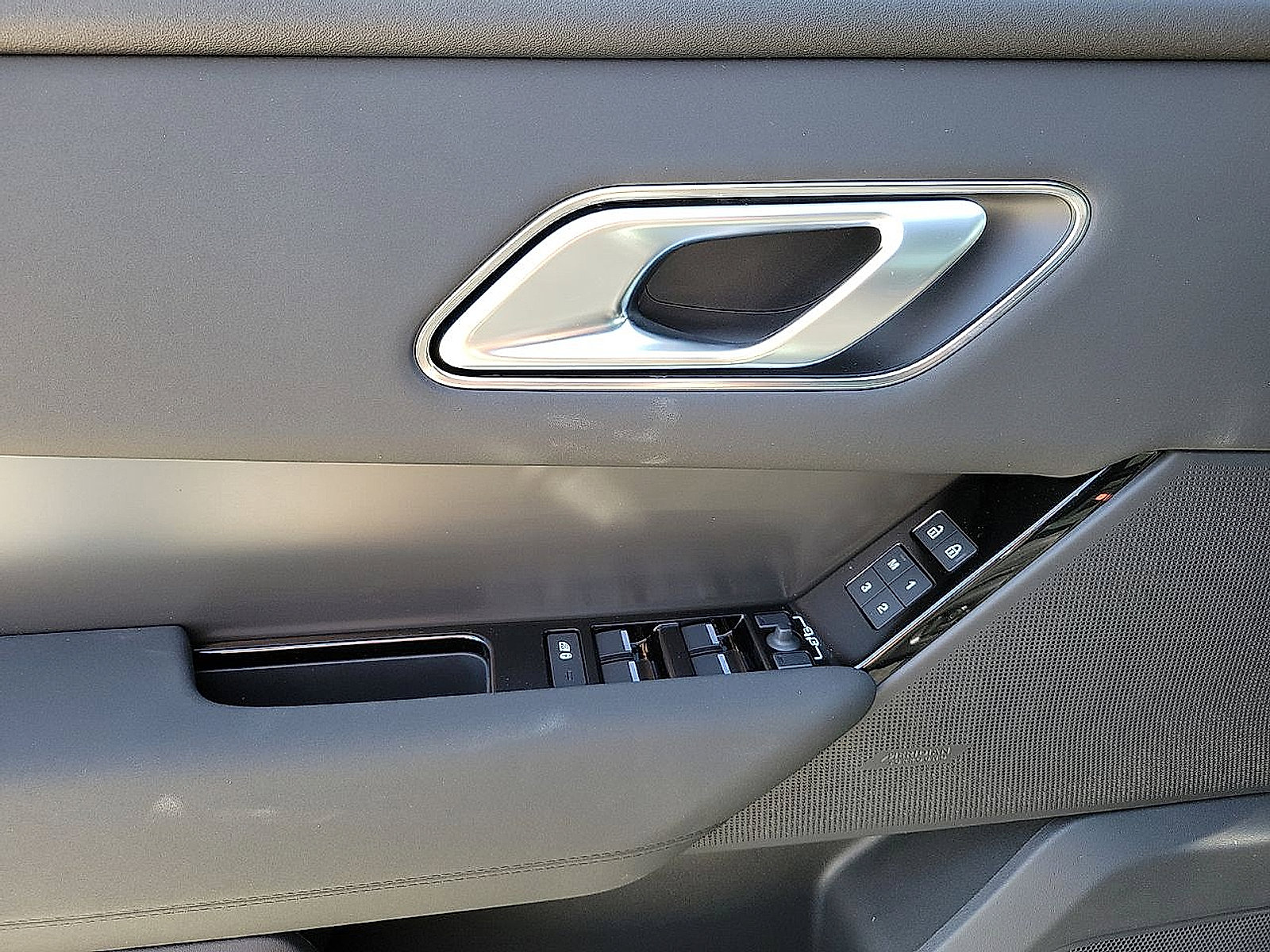 New 2025 Land Rover Range Rover Velar Dynamic SE image 16