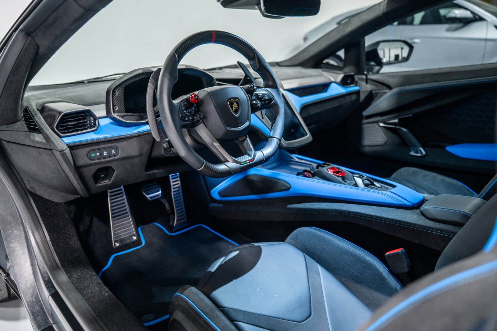 Used 2025 Lamborghini Revuelto image 10