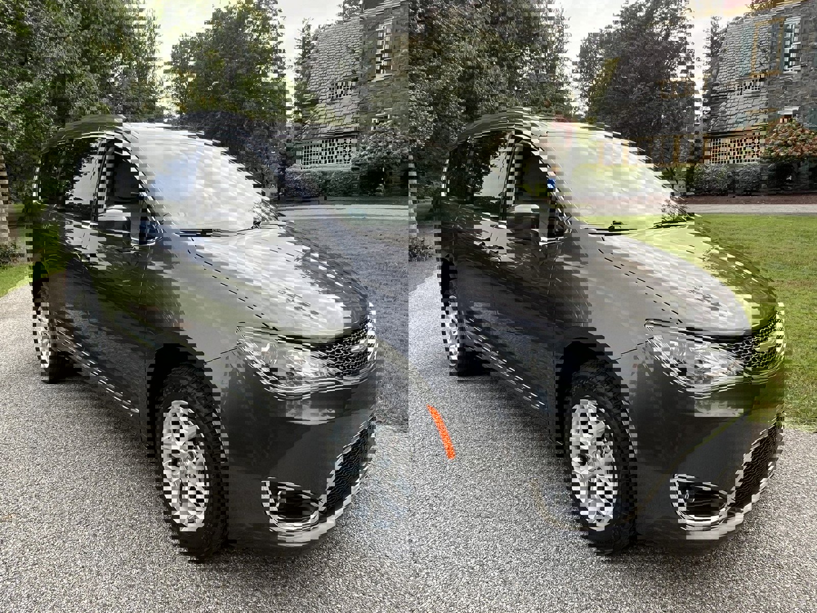 Used 2017 Chrysler Pacifica Touring-L w/ Tire & Wheel Group image 2