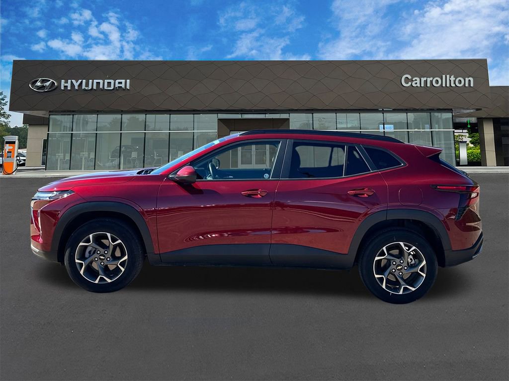 Used 2025 Chevrolet Trax LT w/ LT Convenience Package image 8