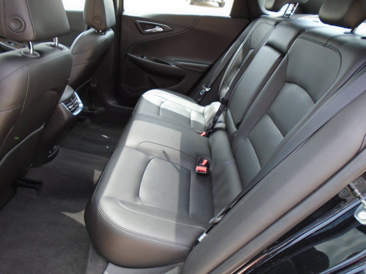 Used 2018 Chevrolet Malibu Premier w/ Premier Sun and Wheel Package FWD image 10