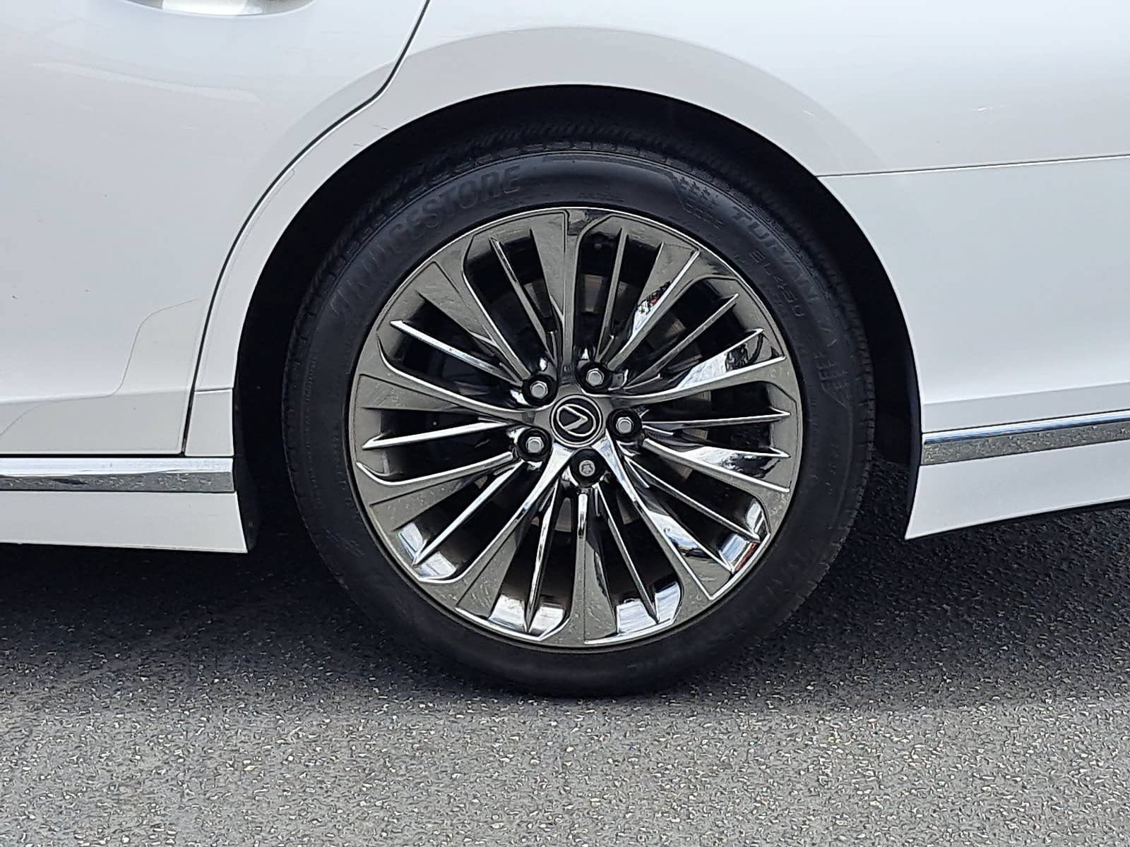 Used 2023 Lexus LS 500 w/ Accessory Package (Z1) RWD image 35