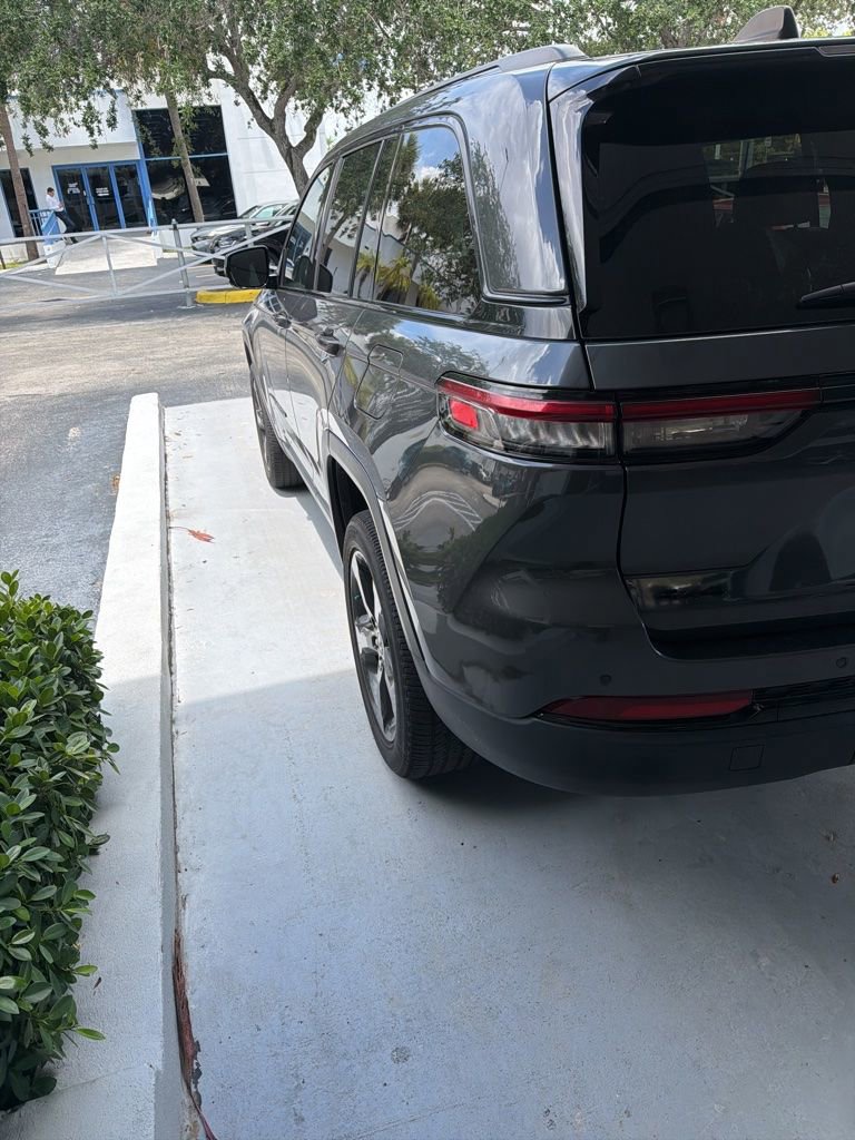 Used 2023 Jeep Grand Cherokee Altitude AWD/4WD image 5