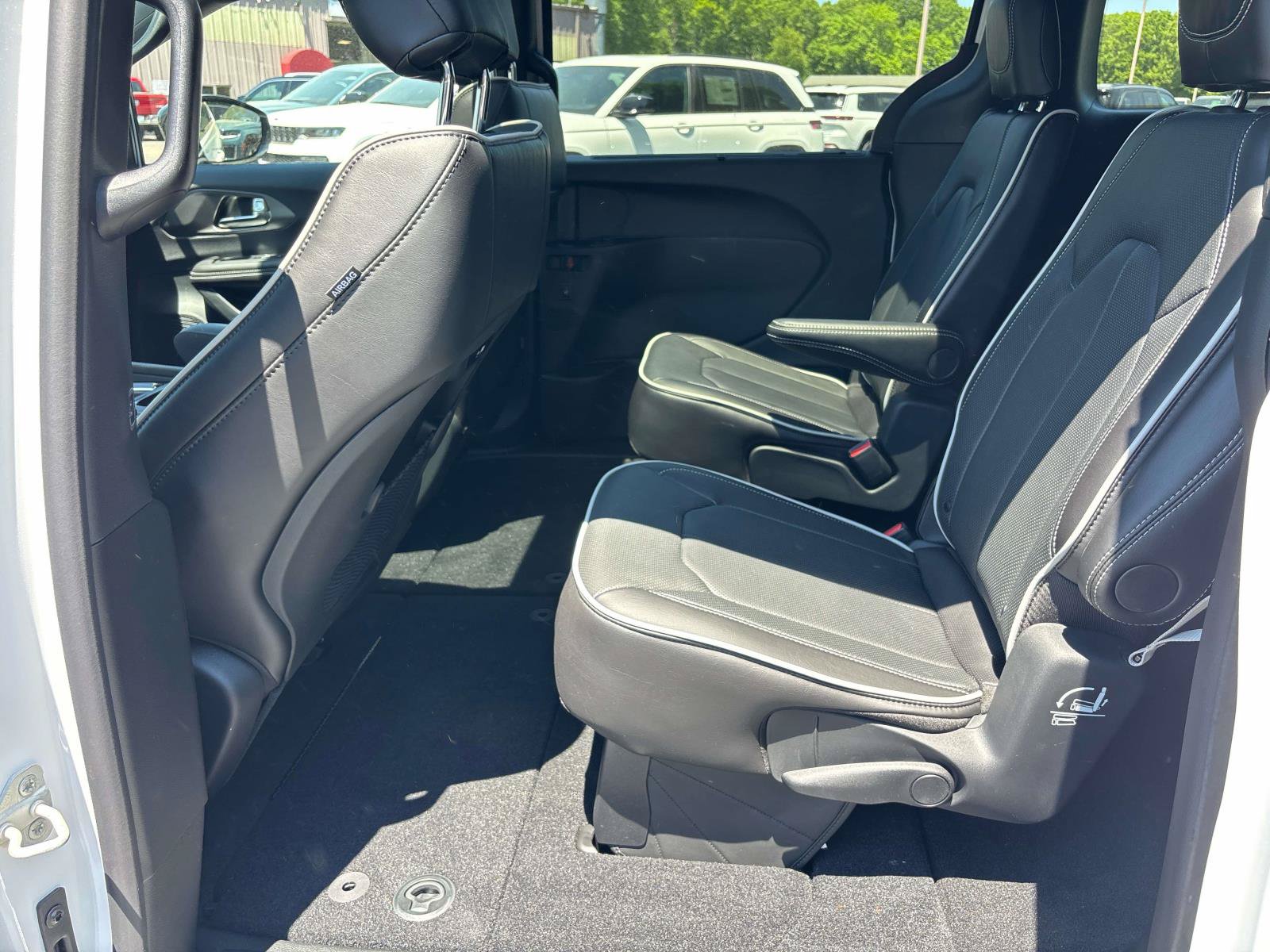 New 2027 Chrysler Pacifica Limited w/ S Appearance Package AWD/4WD image 7