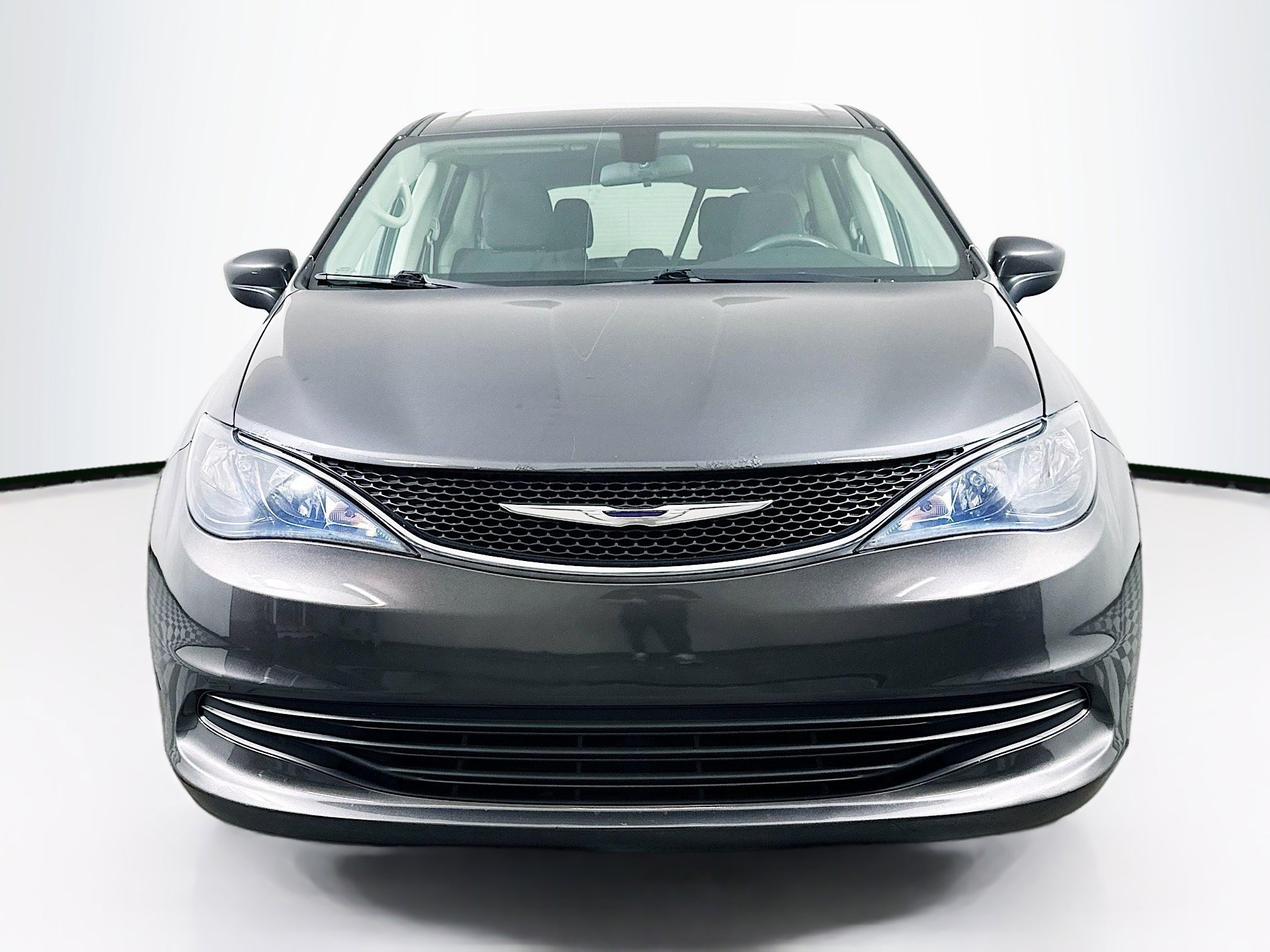 Used 2018 Chrysler Pacifica LX FWD image 2