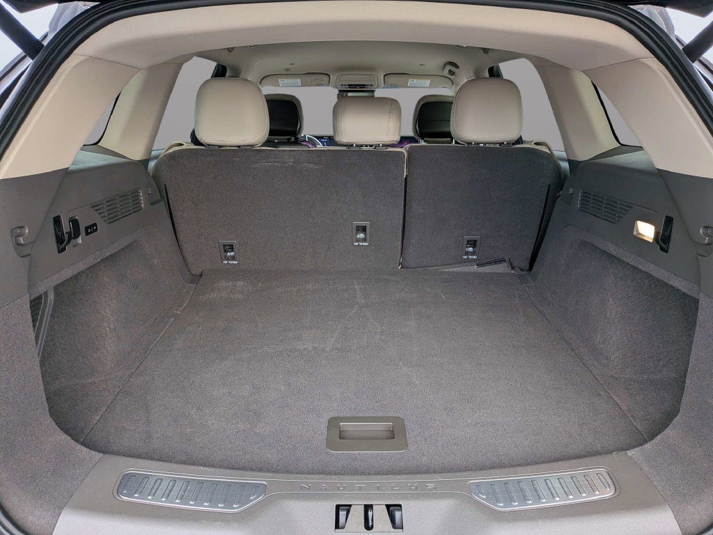 Used 2024 Lincoln Nautilus Premier AWD/4WD image 18