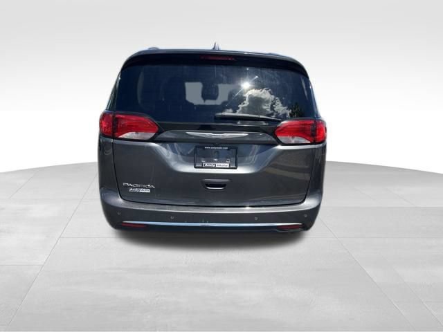 Used 2018 Chrysler Pacifica Touring-L FWD image 6