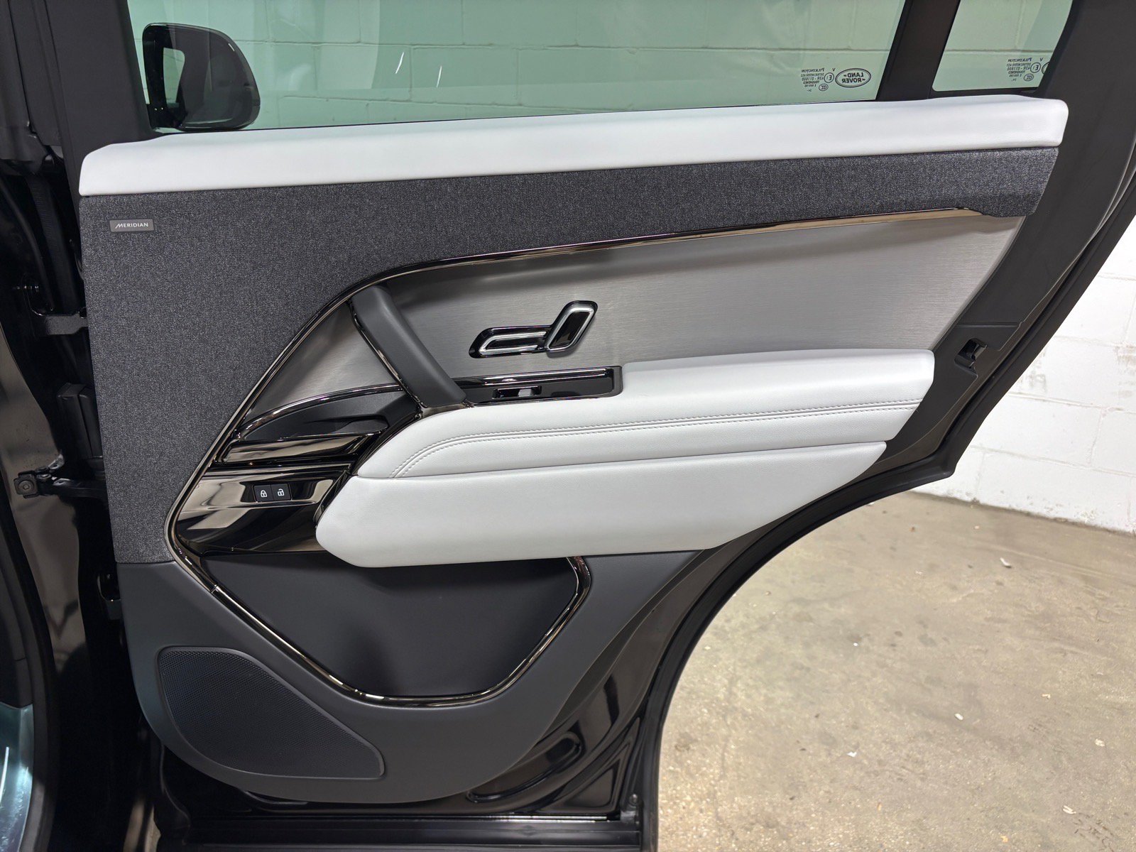 Used 2025 Land Rover Range Rover Sport AWD/4WD image 40