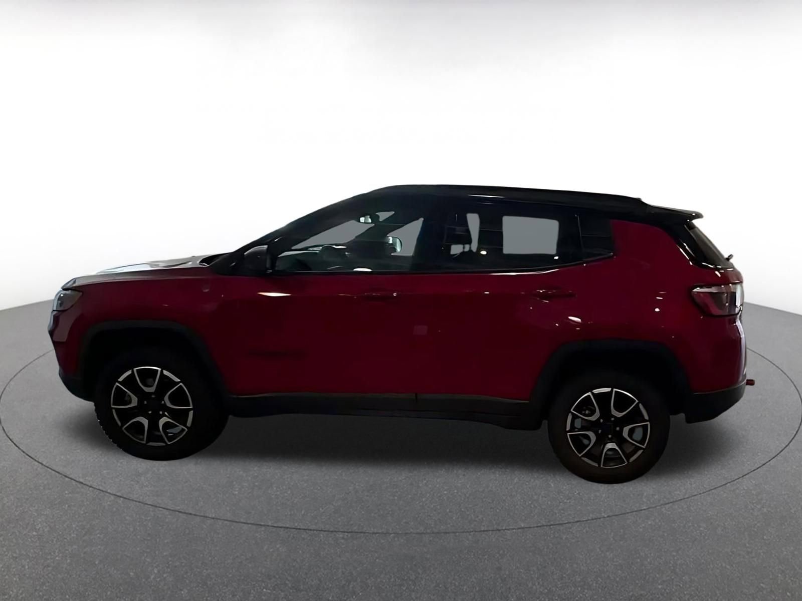 Used 2025 Jeep Compass Trailhawk AWD/4WD image 3