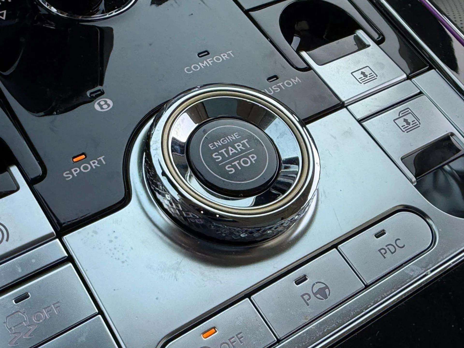 Used 2024 Bentley Flying Spur V8 image 49