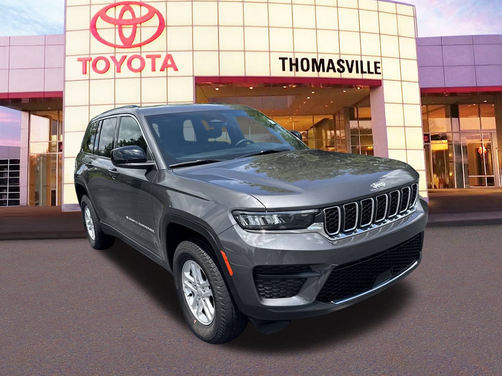 Used 2024 Jeep Grand Cherokee Laredo image 3