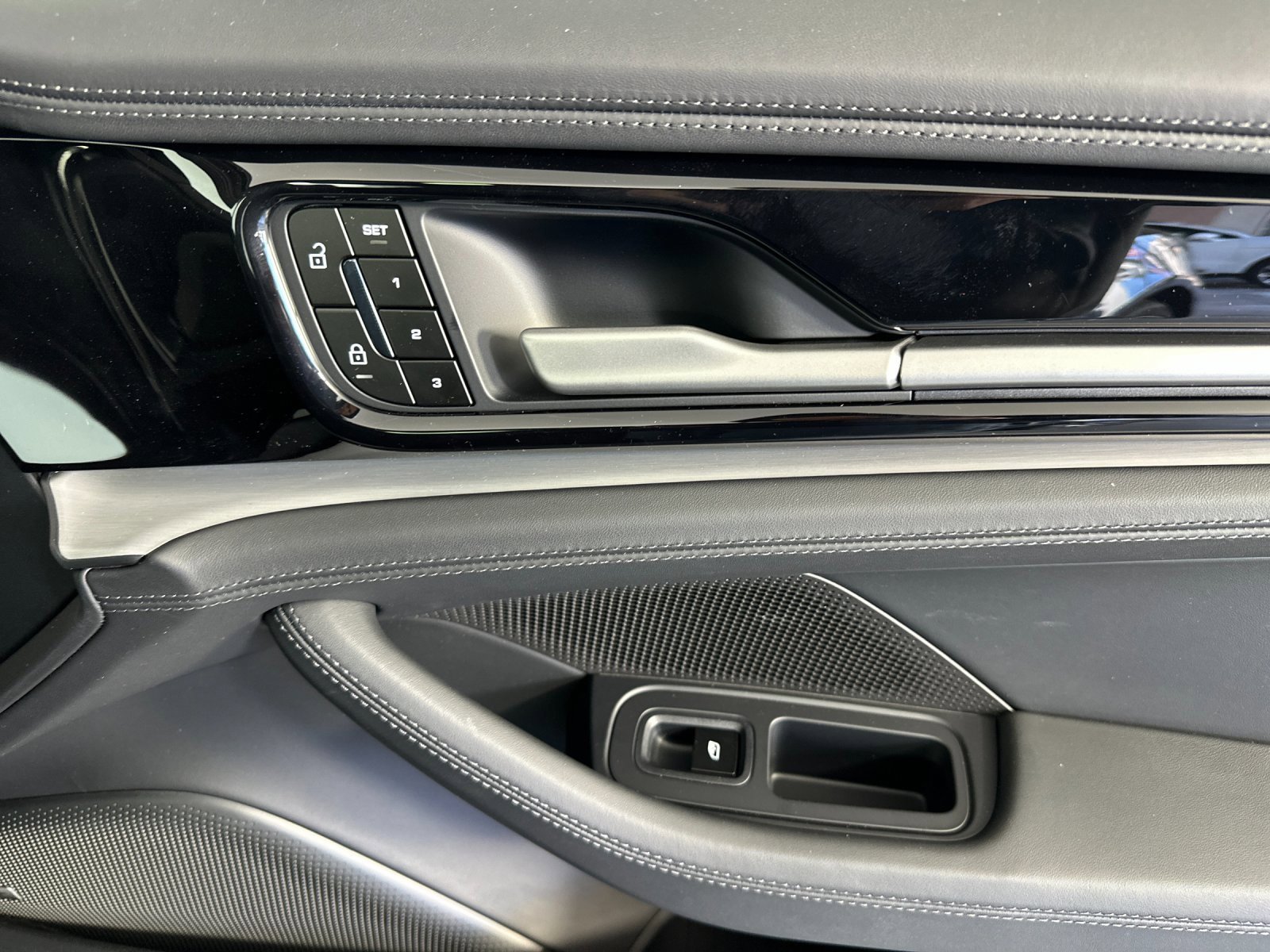 Used 2025 Porsche Panamera image 19