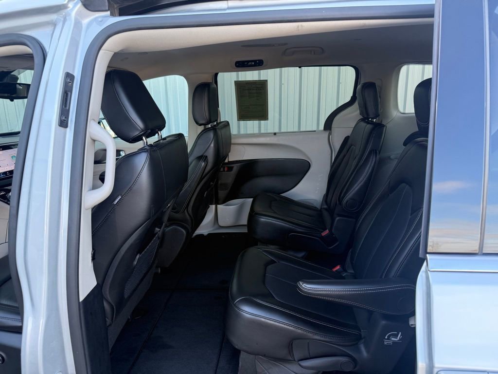 Used 2024 Chrysler Pacifica Touring-L image 10