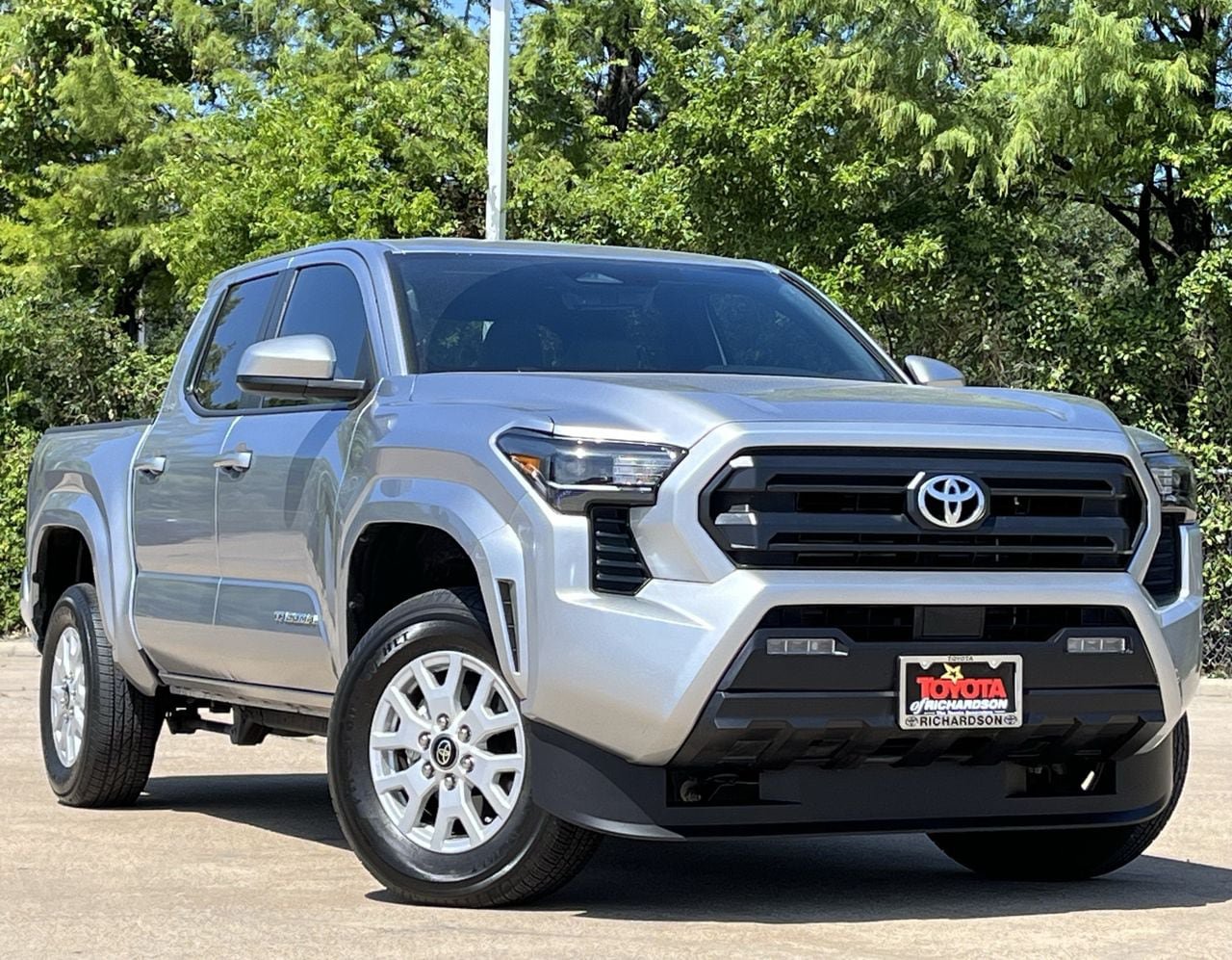 Used 2025 Toyota Tacoma SR5 AWD/4WD image 2