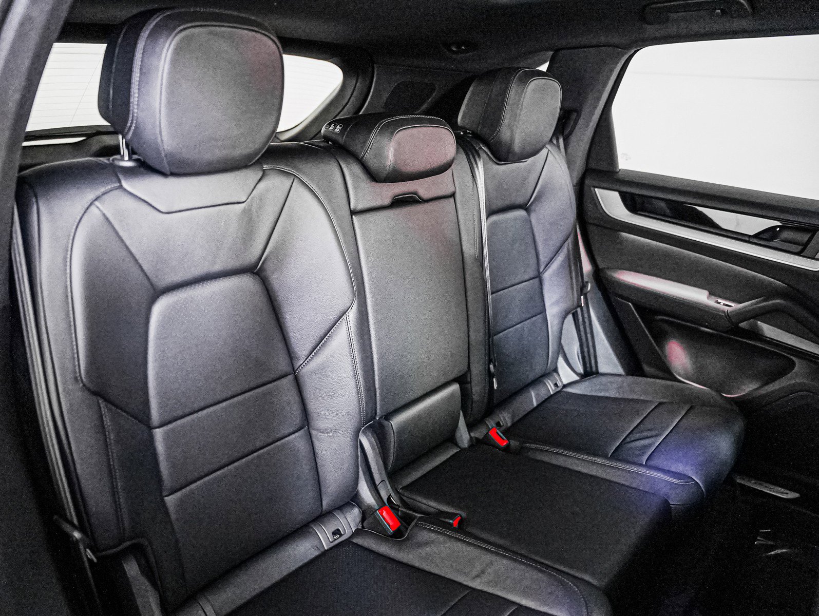 Used 2025 Porsche Cayenne image 6