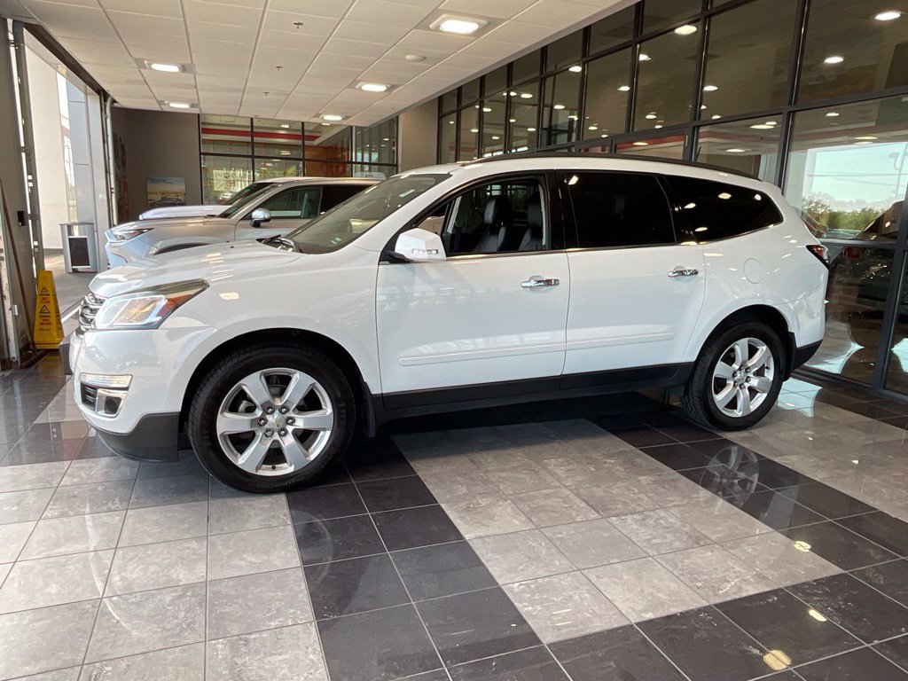 Used 2016 Chevrolet Traverse LT w/ Style and Technology Package AWD/4WD image 3