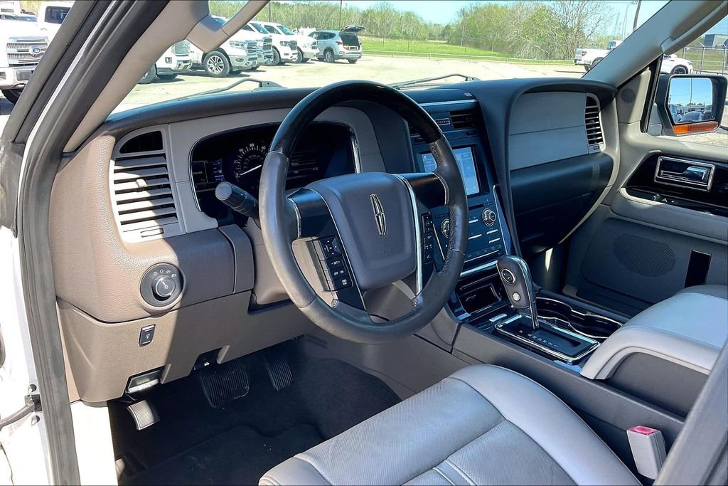 Used 2017 Lincoln Navigator Select image 14