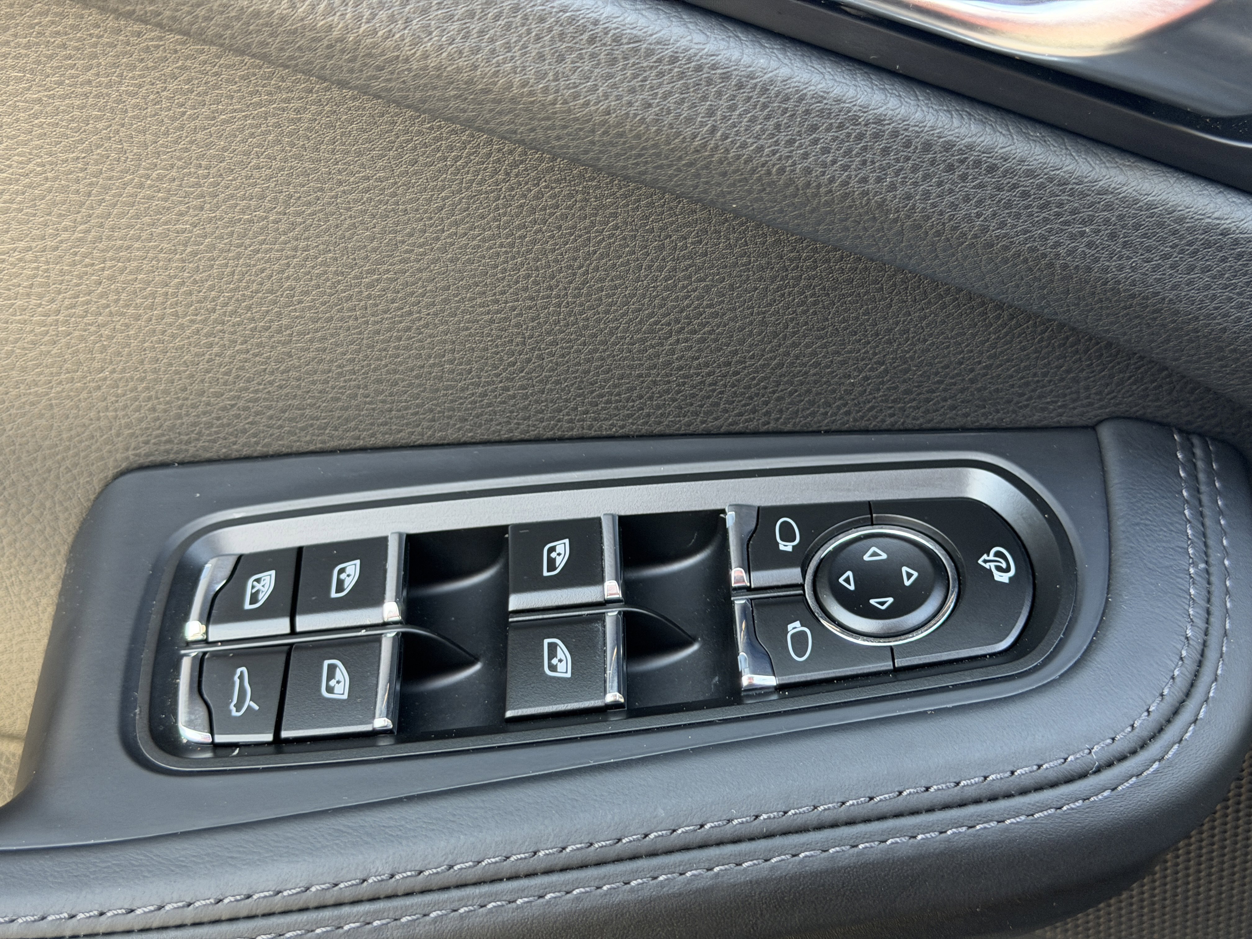 Certified 2025 Porsche Macan Turbo image 24