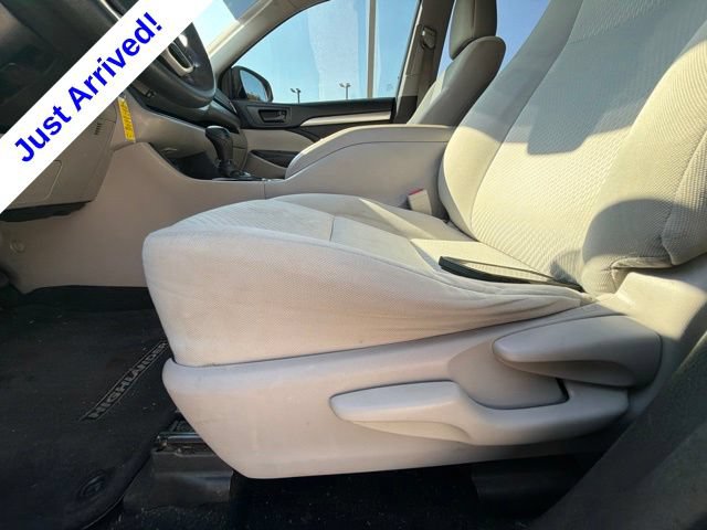 Used 2018 Toyota Highlander LE FWD image 26