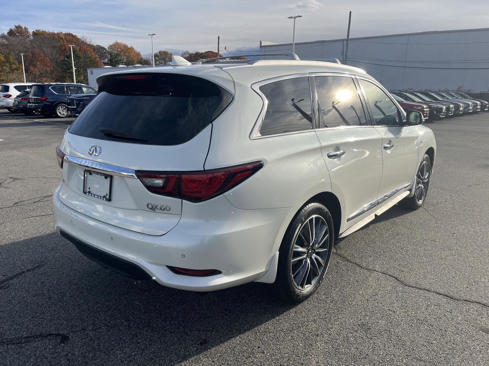 Used 2019 INFINITI QX60 Luxe w/ Sensory Package image 3
