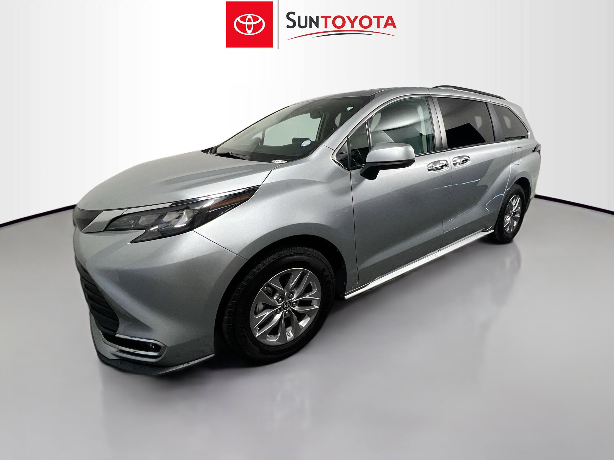 Used 2024 Toyota Sienna XLE FWD image 9