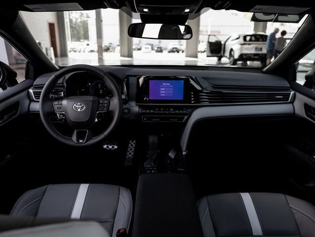 Used 2025 Toyota Camry SE image 17