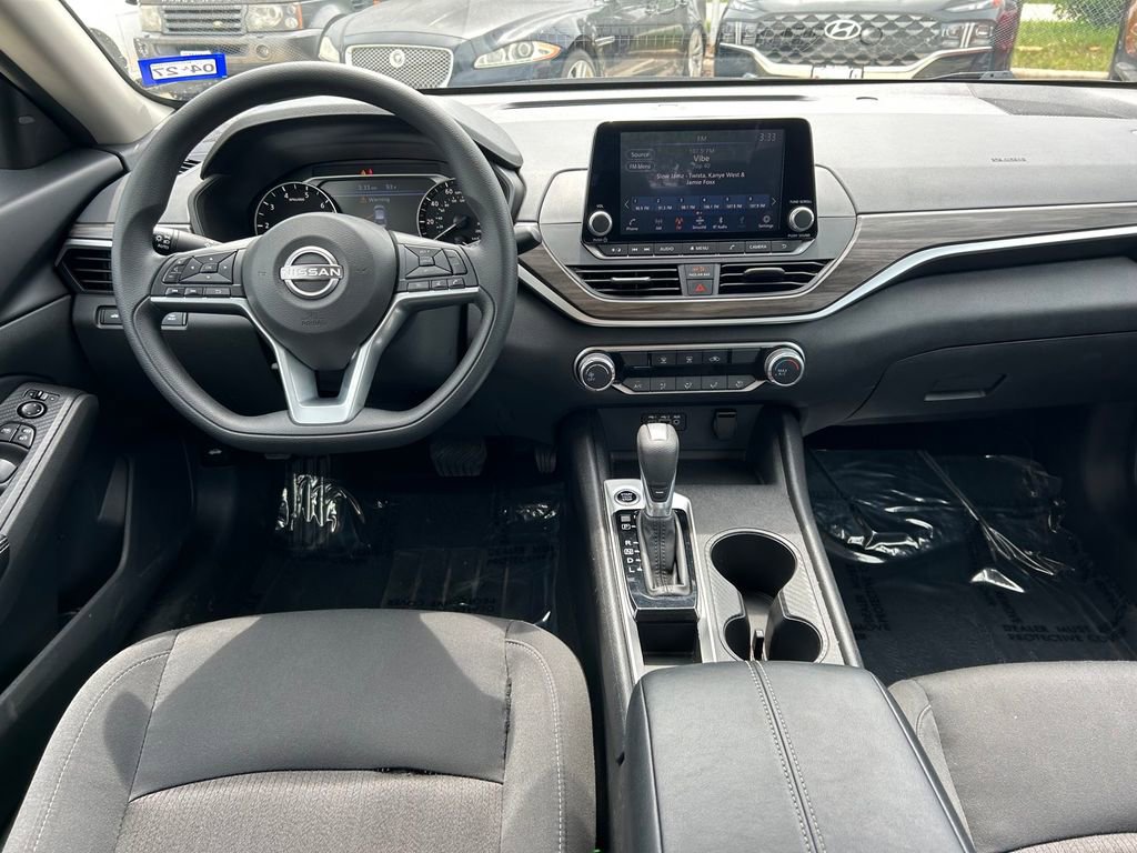 Used 2025 Nissan Altima 2.5 SV FWD image 15