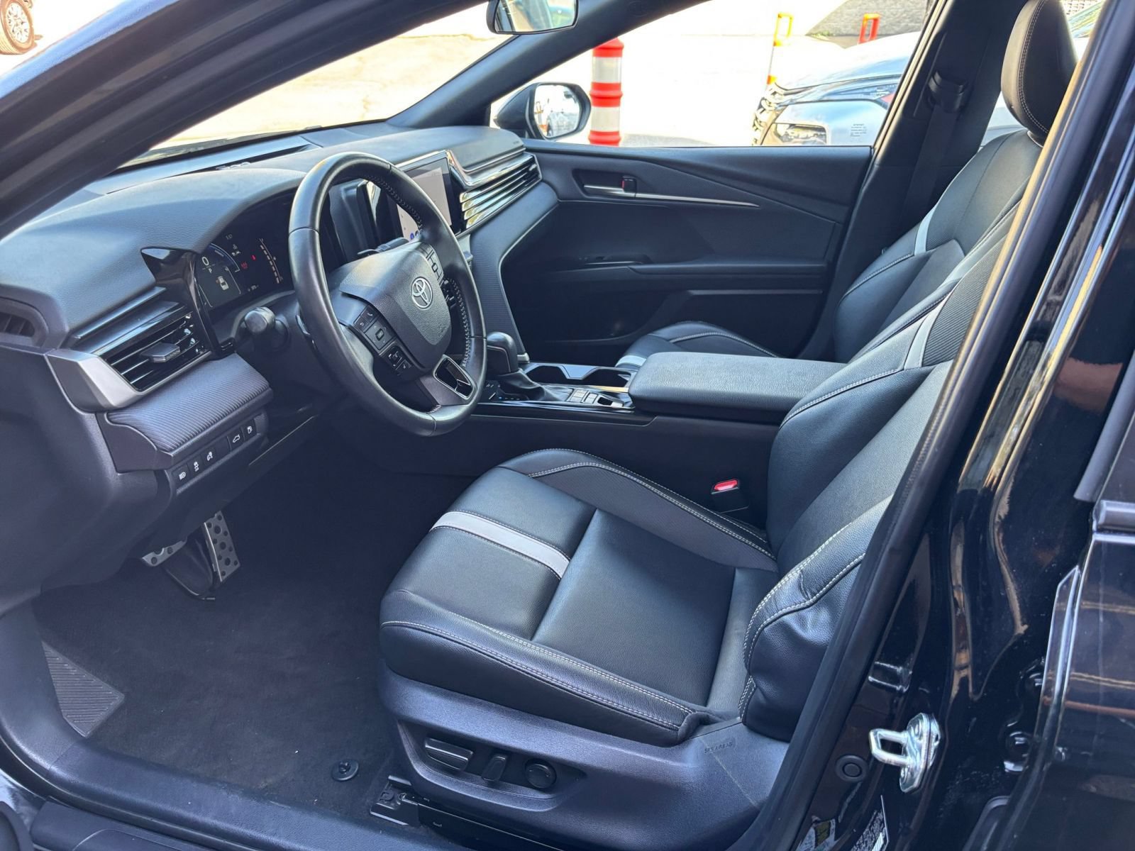 Used 2025 Toyota Camry SE FWD image 25