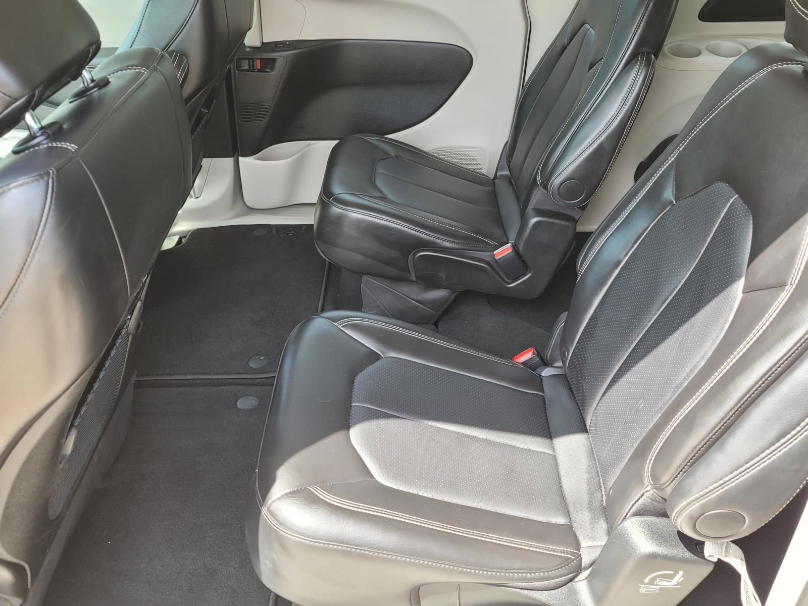 Used 2024 Chrysler Pacifica Touring-L FWD image 15