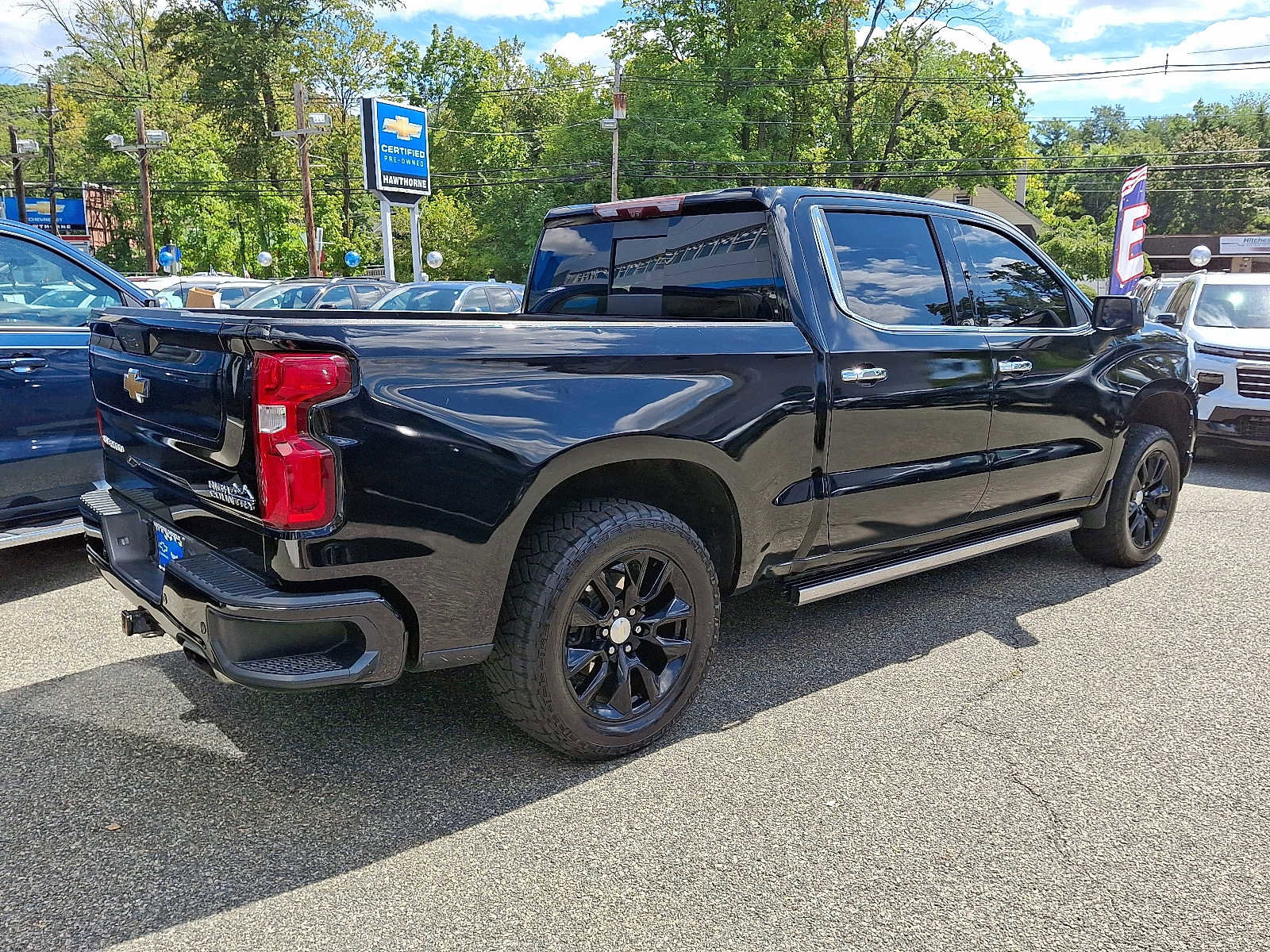 Used 2022 Chevrolet Silverado 1500 High Country w/ Technology Package image 4