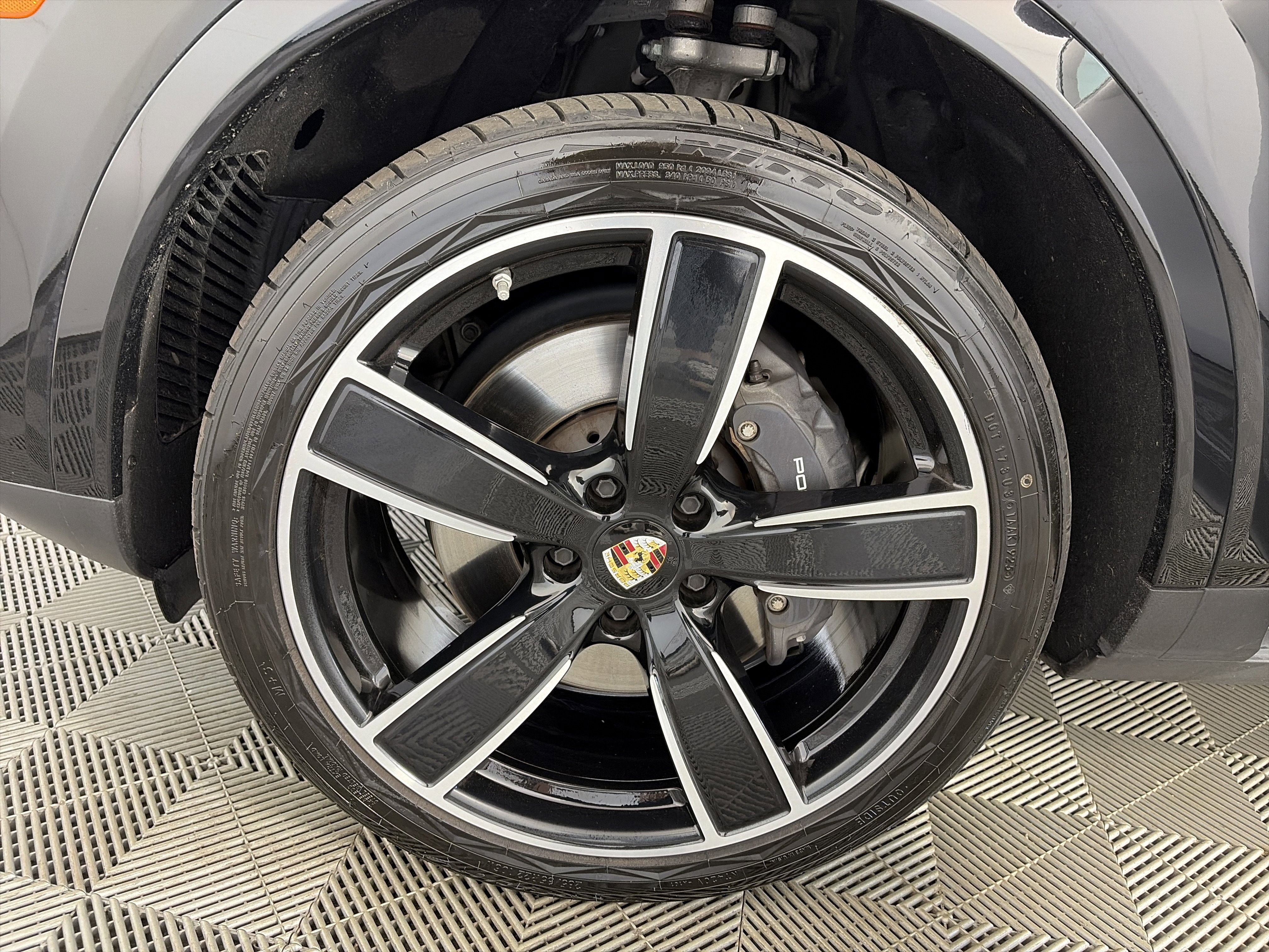 Used 2023 Porsche Cayenne Platinum Edition image 13