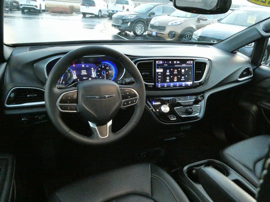 Used 2025 Chrysler Pacifica Select image 24