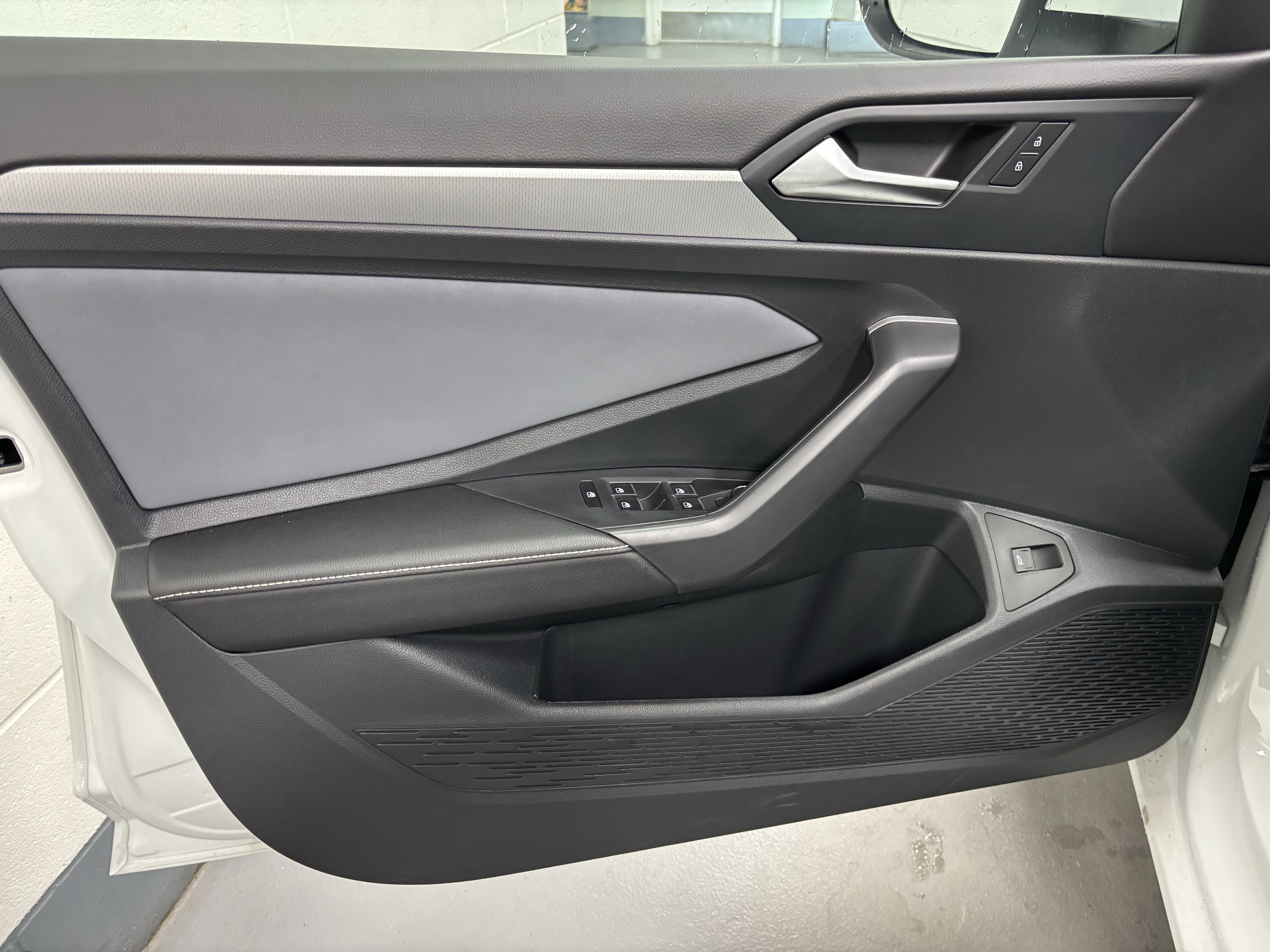 New 2025 Volkswagen Jetta SE image 2