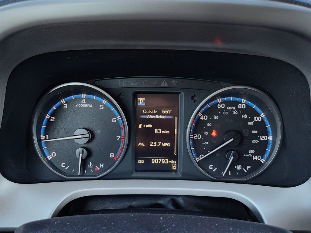 Used 2018 Toyota RAV4 LE image 17