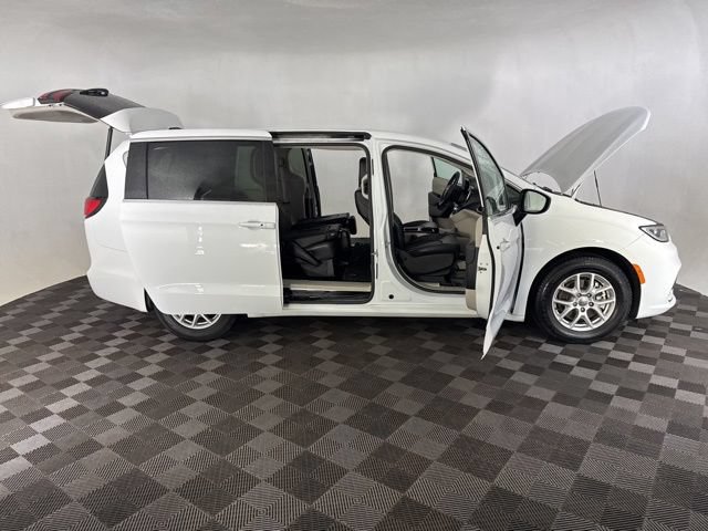 Used 2023 Chrysler Pacifica Touring-L FWD image 13