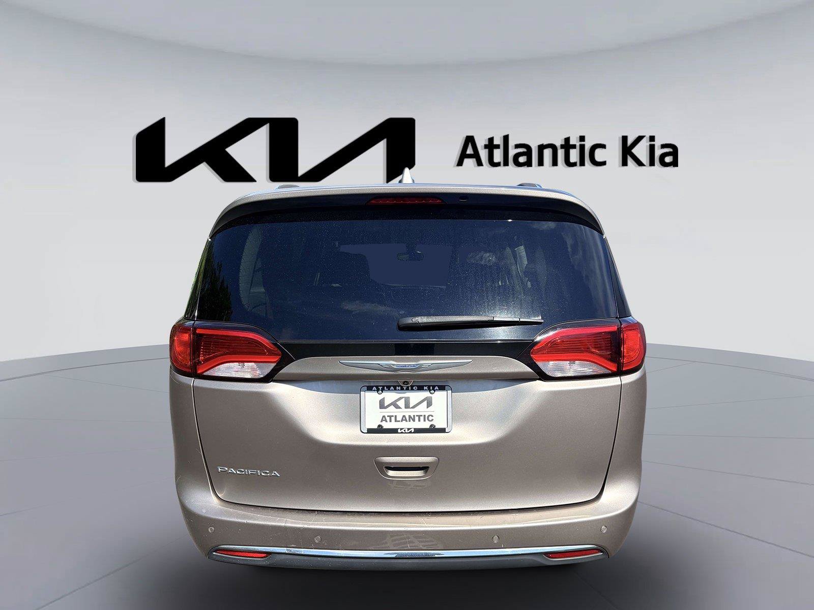 Used 2017 Chrysler Pacifica Touring-L Plus FWD image 7