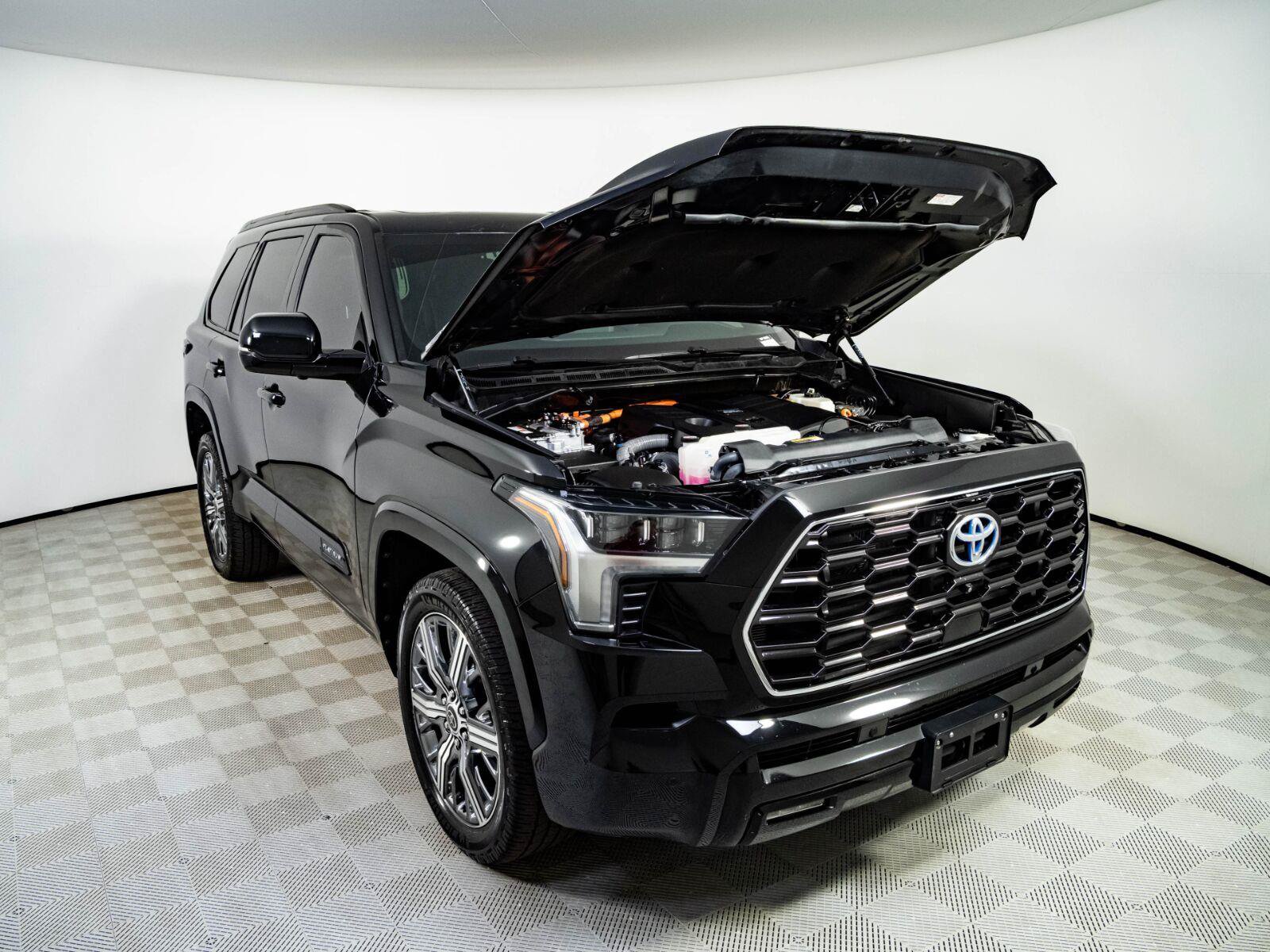 Used 2023 Toyota Sequoia Platinum AWD/4WD image 31
