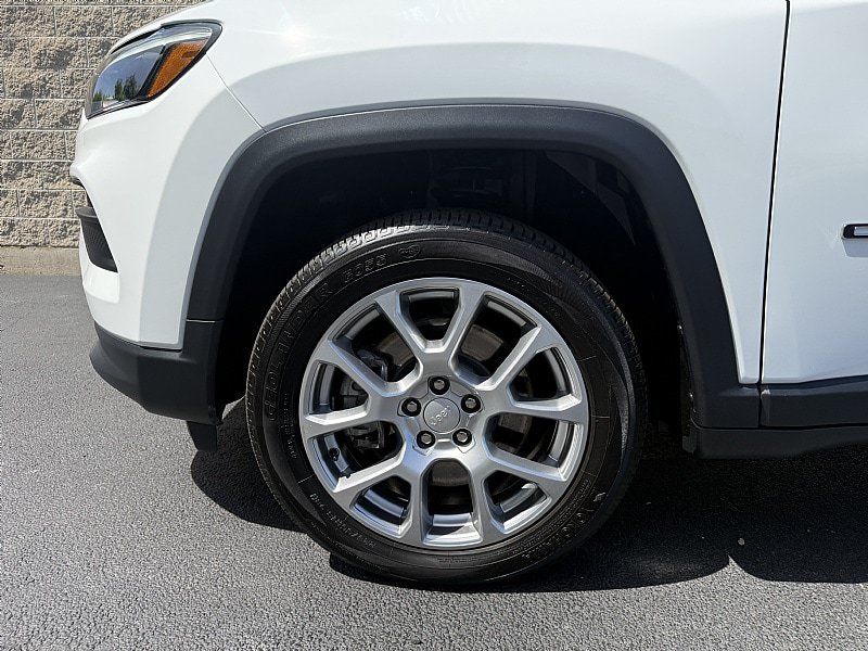 Used 2023 Jeep Compass Latitude w/ Sun and Sound Group AWD/4WD image 6