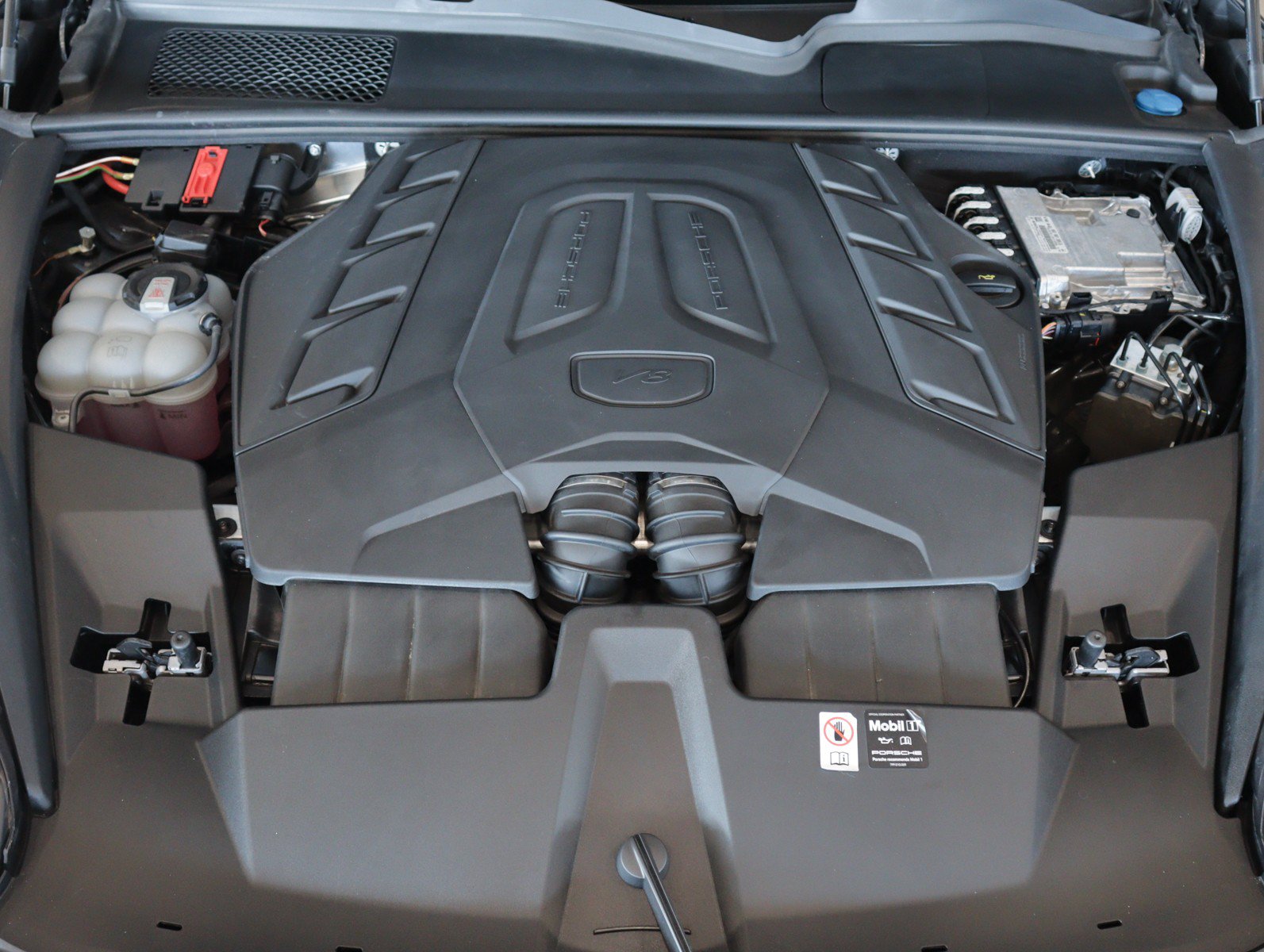 Certified 2025 Porsche Cayenne GTS AWD/4WD image 28