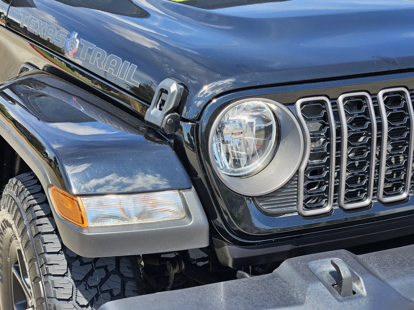 Used 2024 Jeep Gladiator Sport AWD/4WD image 9