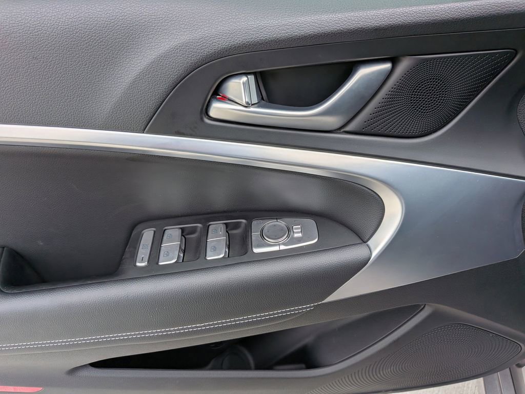 Used 2023 Genesis G70 2.0T RWD image 9