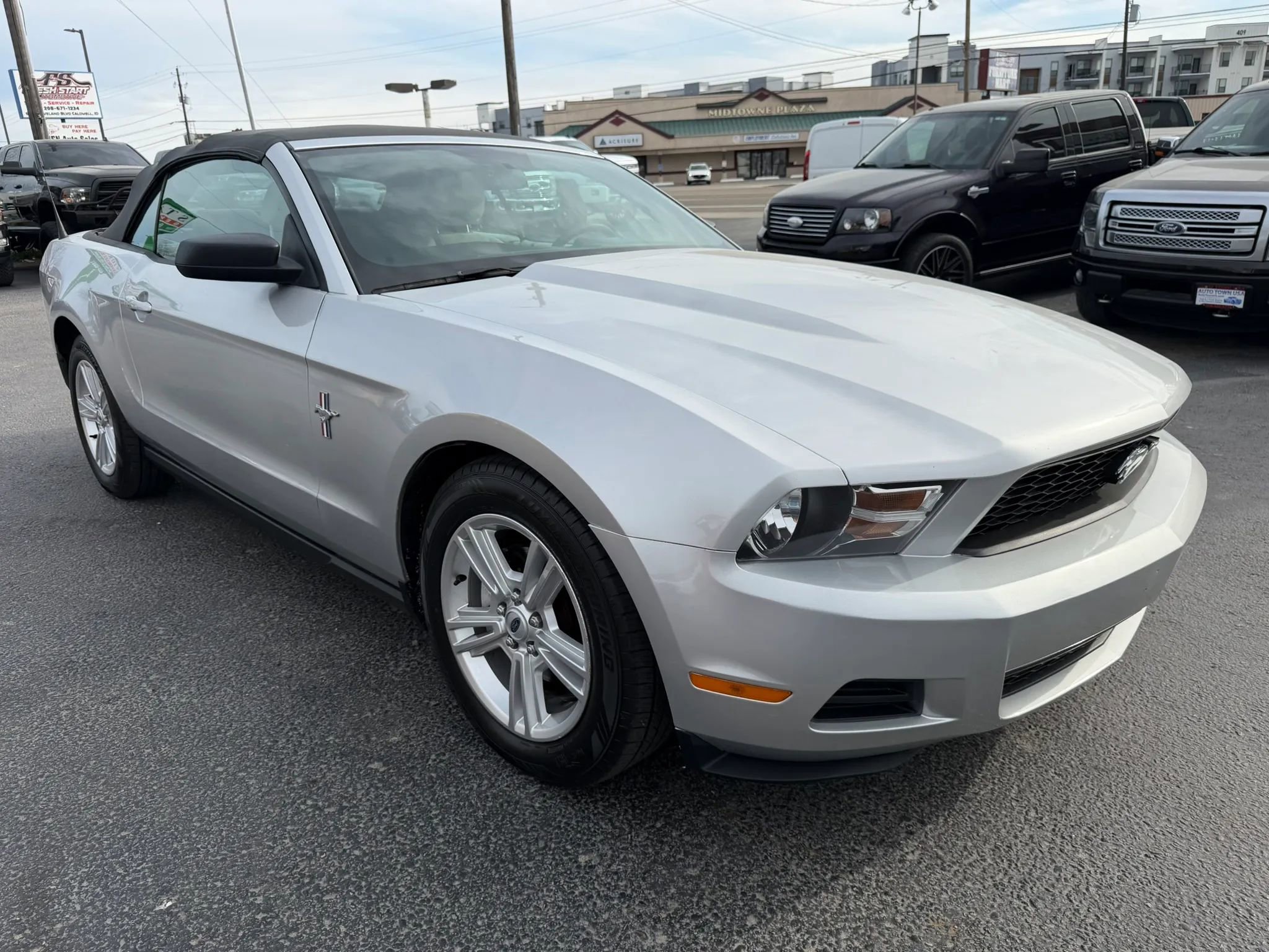 Used 2010 Ford Mustang Convertible RWD image 7