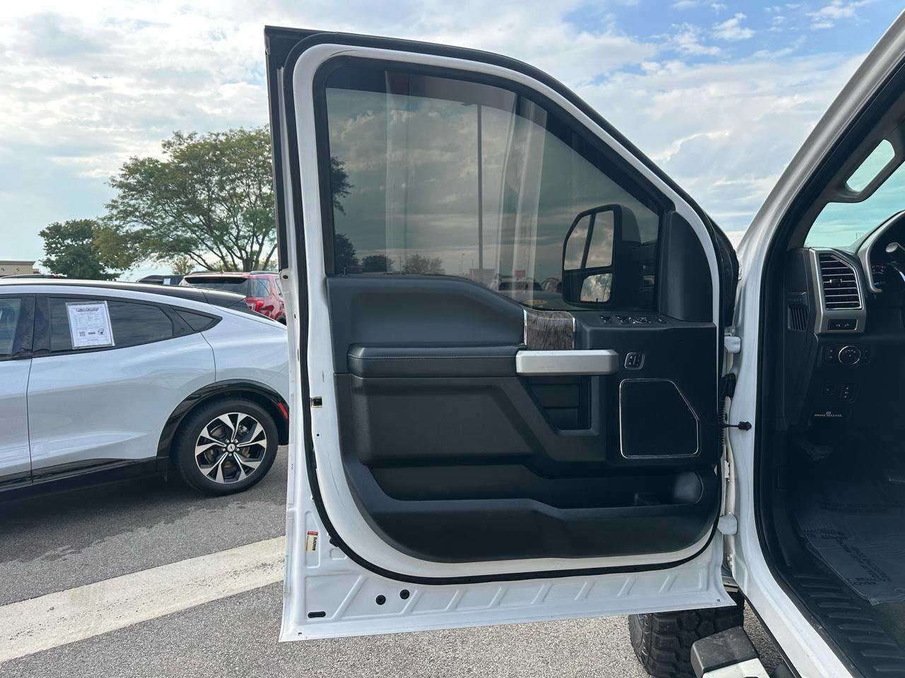 Used 2018 Ford F350 4x4 Crew Cab Super Duty image 11