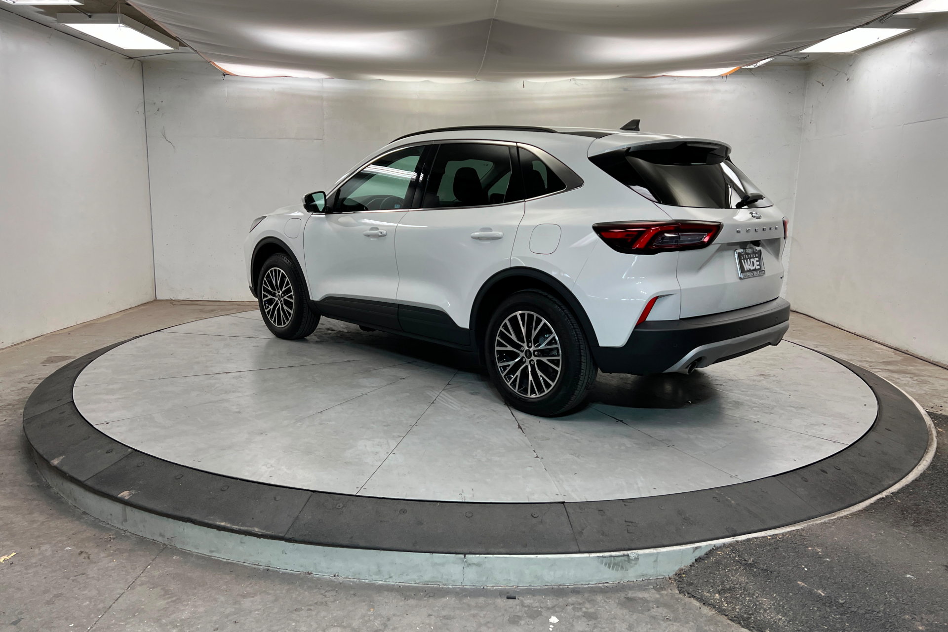 Used 2025 Ford Escape SE w/ PHEV Premium Package image 3