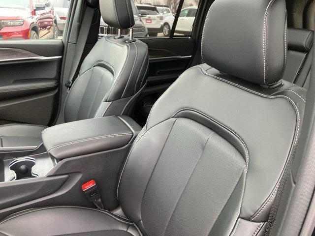 Certified 2025 Jeep Grand Cherokee Limited w/ Luxury Tech Group II image 12