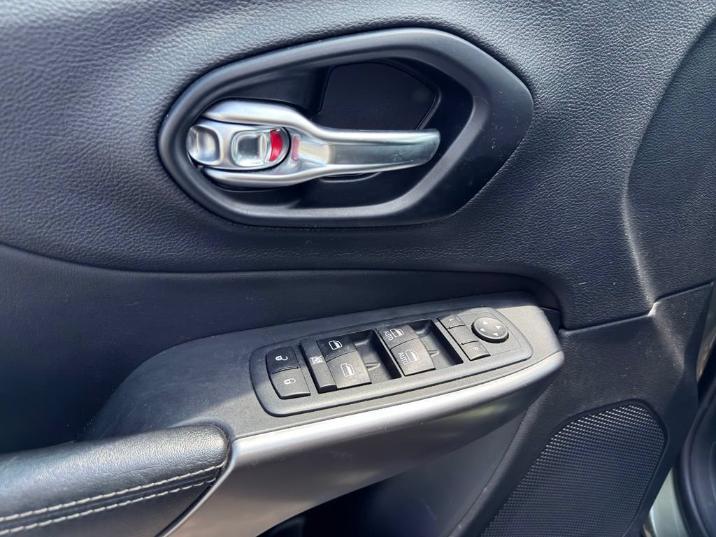 Used 2021 Jeep Cherokee Latitude Lux FWD image 25