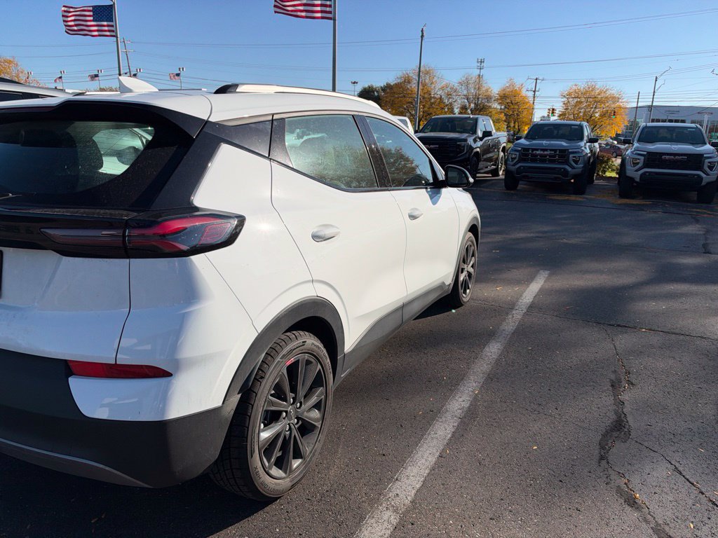 Used 2023 Chevrolet Bolt EUV LT w/ Comfort Package FWD image 4