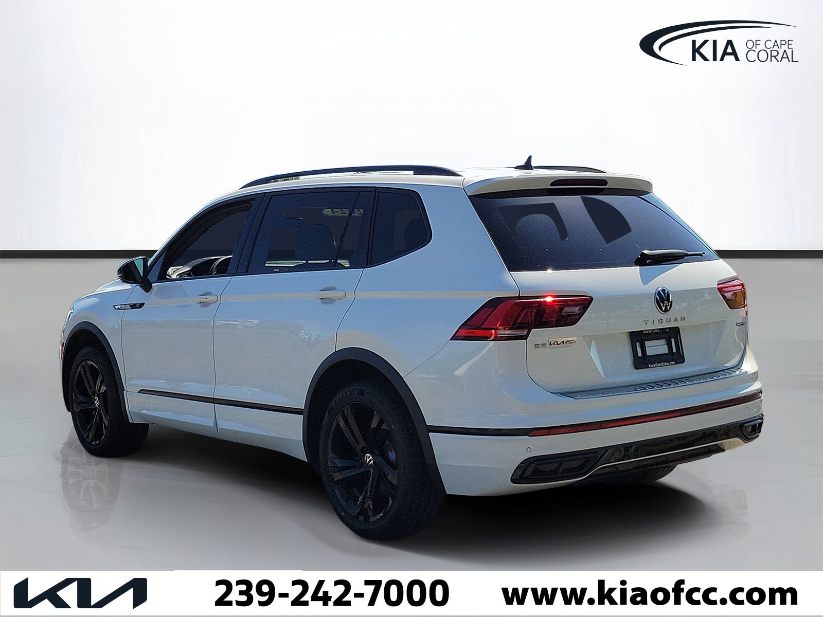 Used 2024 Volkswagen Tiguan SE R-Line AWD/4WD image 4