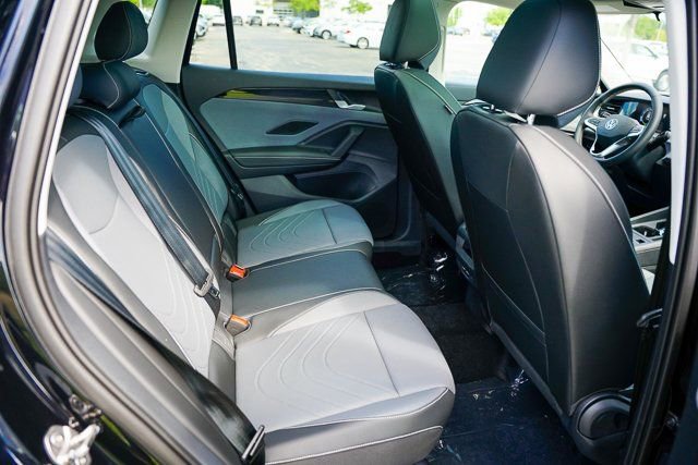 Used 2025 Volkswagen Tiguan SE w/ Panoramic Sunroof Package image 35